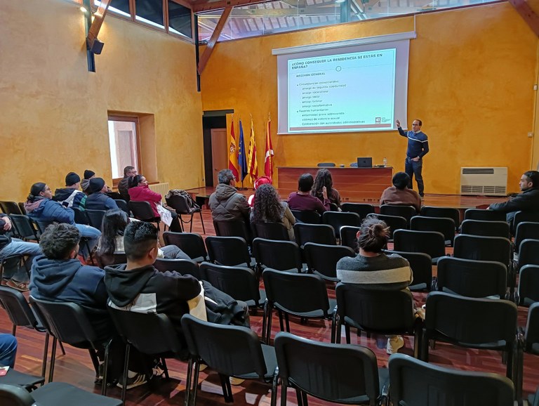 Sesión informativa sobre el reglamento de extranjería: vías de regularización y mantenimiento de la situación administrativa regular